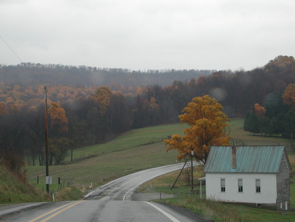 country-road-and-house New England Landstraße