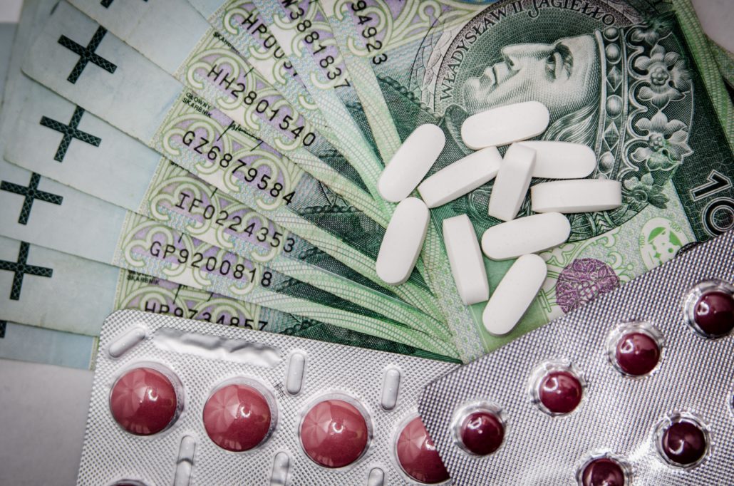 Pillen und Geld Drogen geblistert
