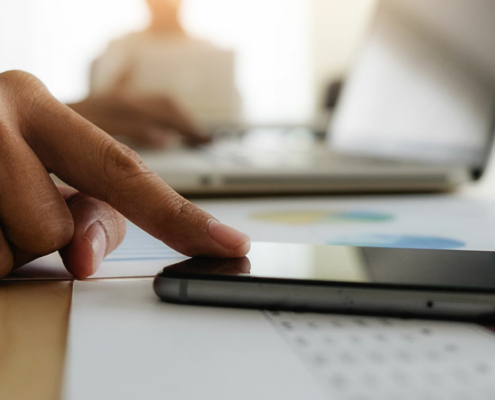 rechte Hand am Smartphone - MPU Wolff
